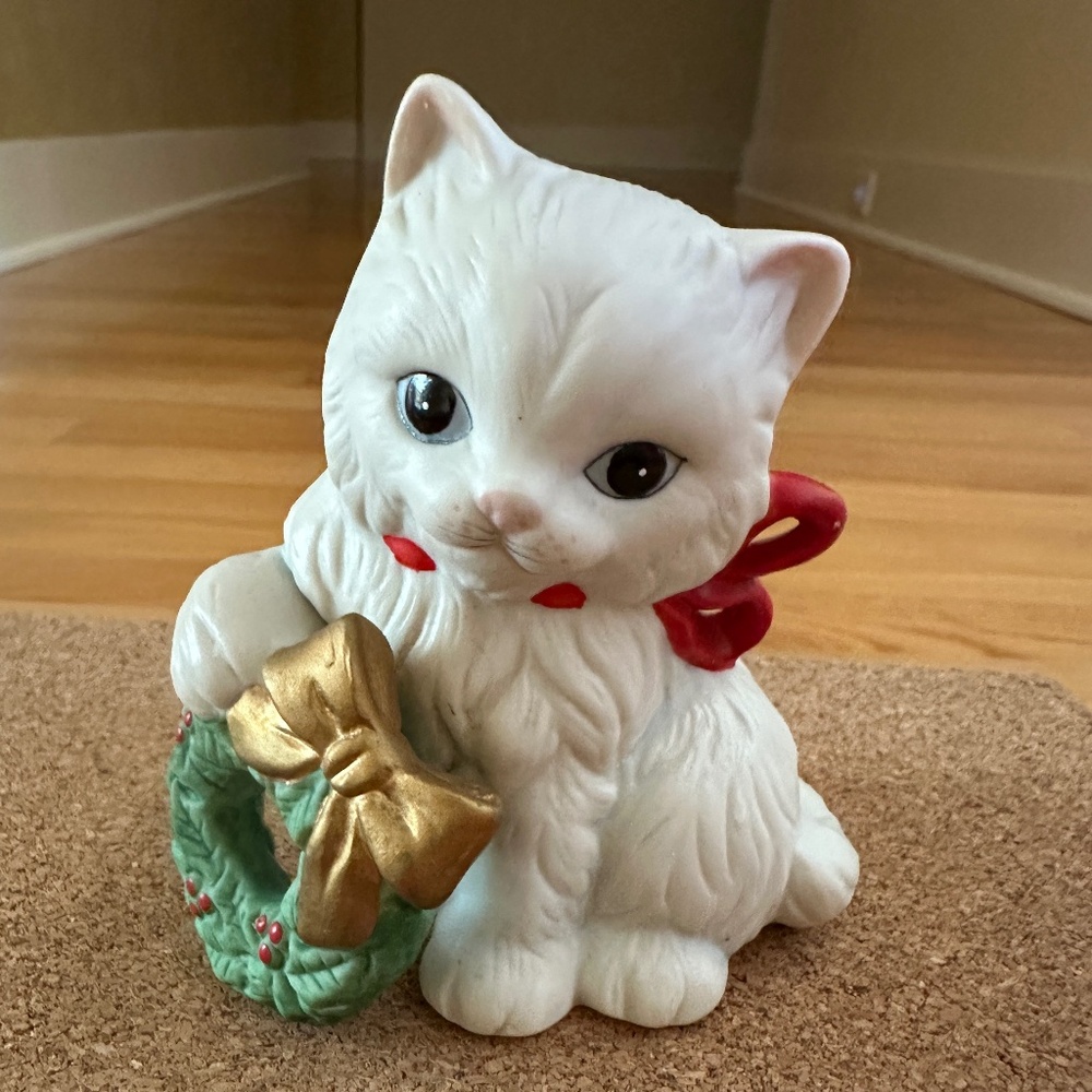 Vintage Homco 5112 White Cat Christmas Figurine Holding Wreath